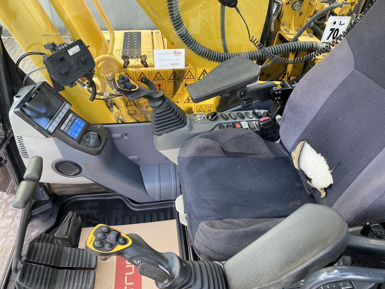 Bandgrävare Komatsu PC240LC-11