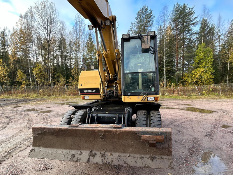 Grävmaskin på däck Caterpillar M312 Engcon EC20 tiltrotator