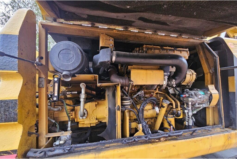 Grävmaskin på däck Caterpillar M312 Engcon EC20 tiltrotator