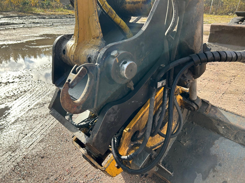 Grävmaskin på däck Caterpillar M312 Engcon EC20 tiltrotator