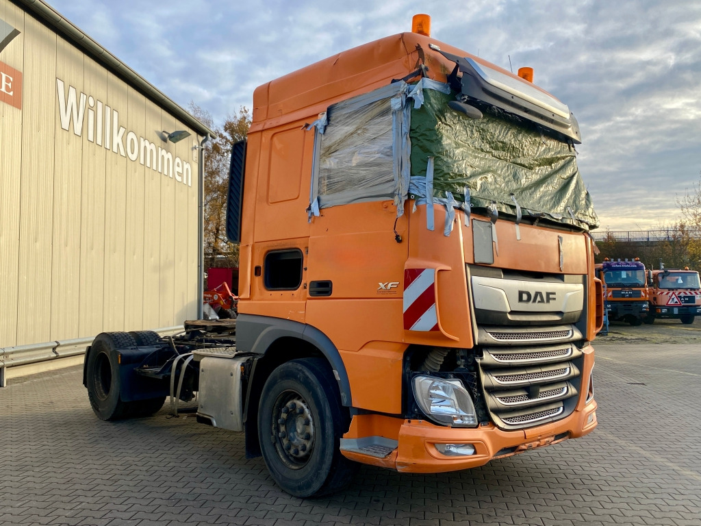Dragbil DAF XF 450 / UNFALL