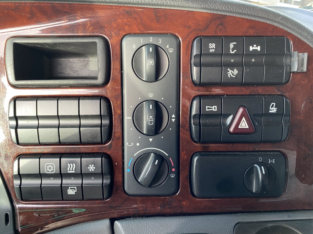 Dragbil Mercedes-Benz 1844 LS Actros MP2