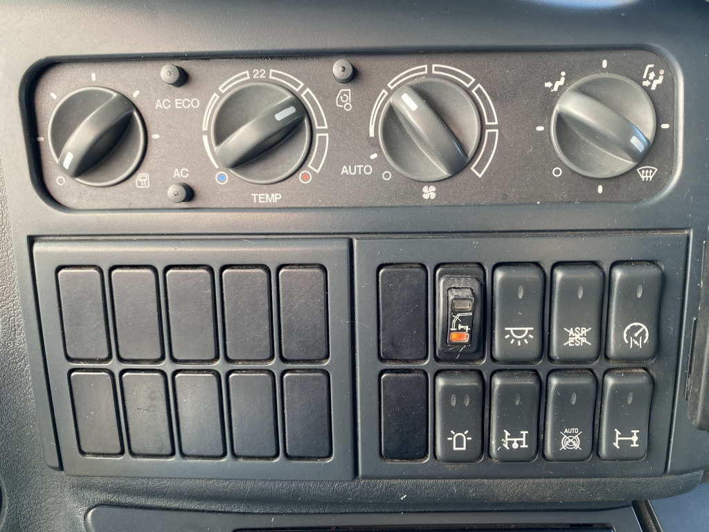 Flakbil MAN TGM 15.290 4x2 BL / HIAB Faltkran