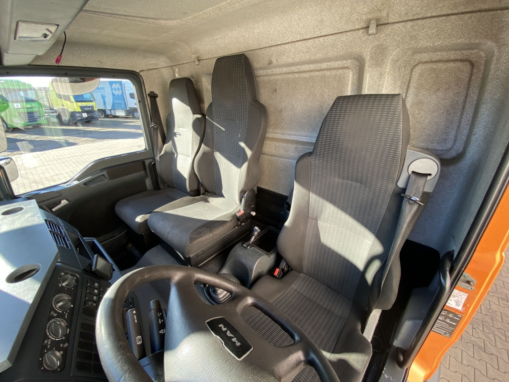 Flakbil MAN TGM 15.290 4x2 BL / HIAB Faltkran