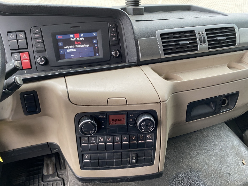 Flakbil MAN TGM 15.290 4x2 BL / HIAB Faltkran