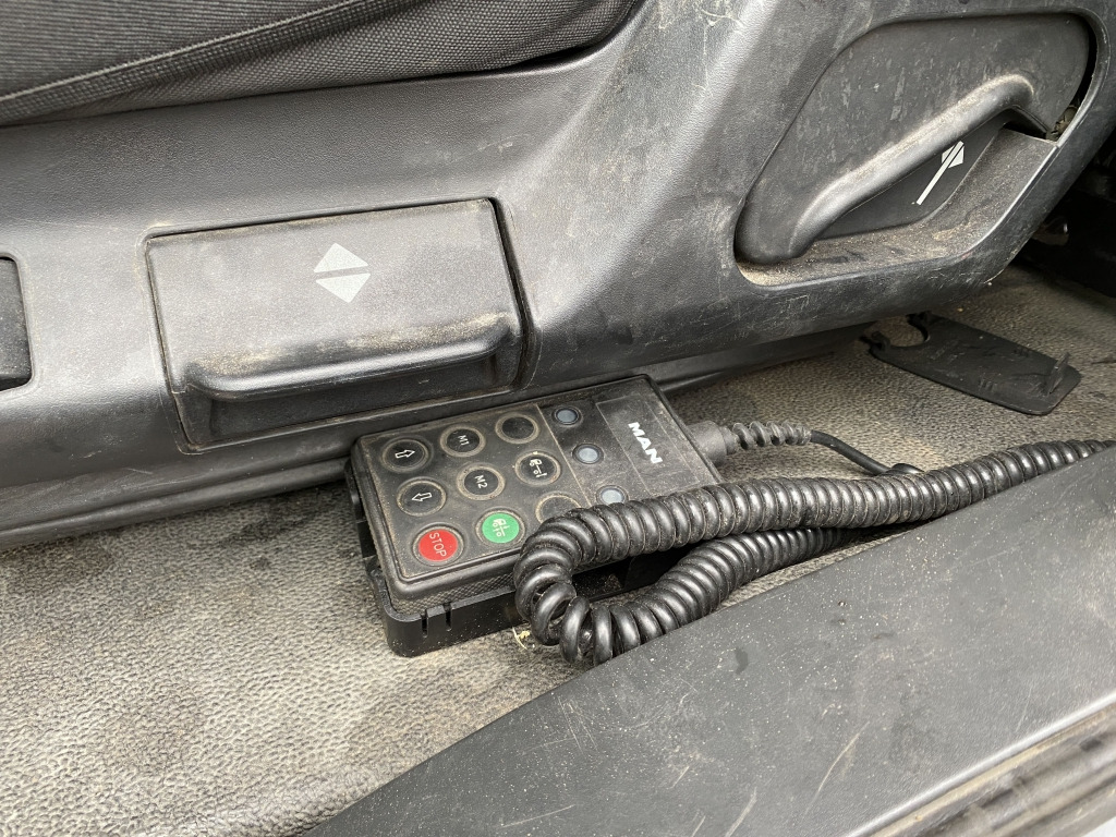 Flakbil MAN TGM 15.290 4x2 BL / HIAB Faltkran