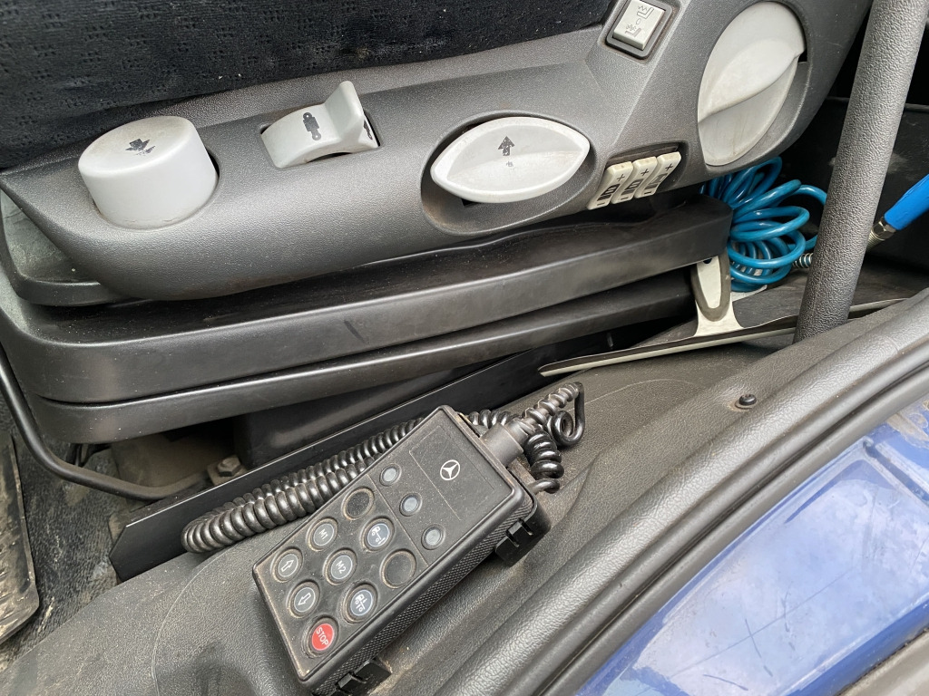 Flakbil Mercedes-Benz 1224 L Atego / MKG-Faltkran