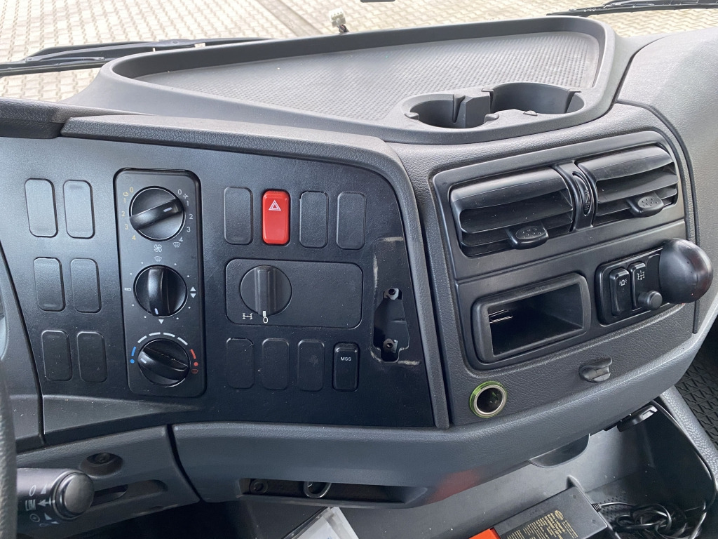 Flakbil Mercedes-Benz 1224 L Atego / MKG-Faltkran