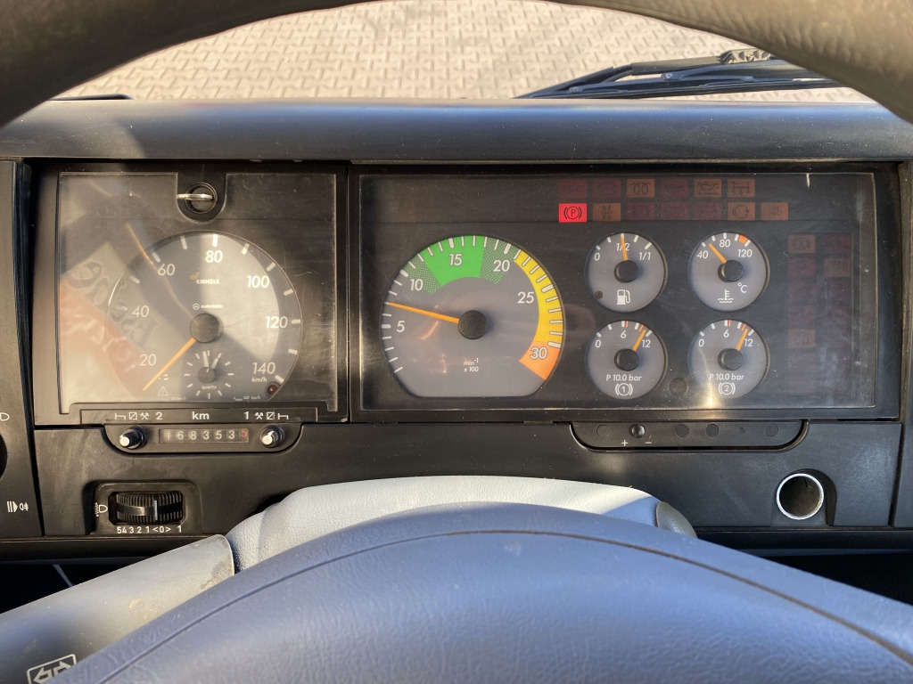 Flakbil Mercedes-Benz 814 D DOKA / HMF-Faltkran