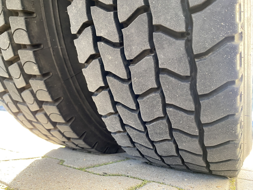 Flakbil Mercedes-Benz 814 D DOKA / HMF-Faltkran