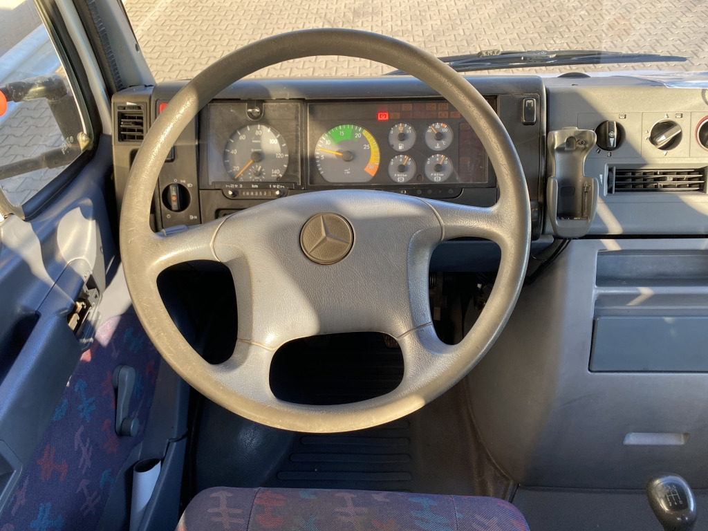 Flakbil Mercedes-Benz 814 D DOKA / HMF-Faltkran