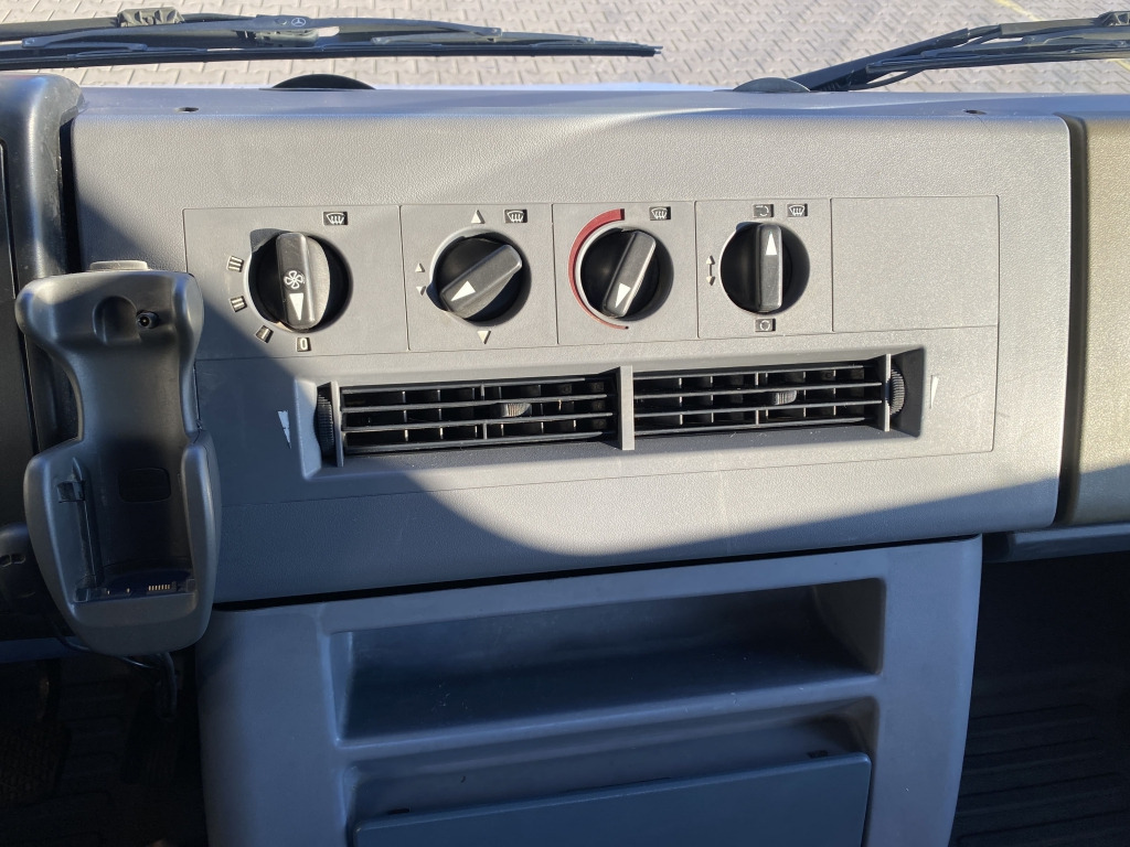 Flakbil Mercedes-Benz 814 D DOKA / HMF-Faltkran