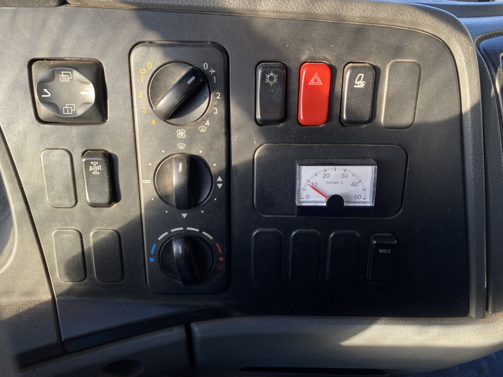 Flakbil Mercedes-Benz 818 Atego