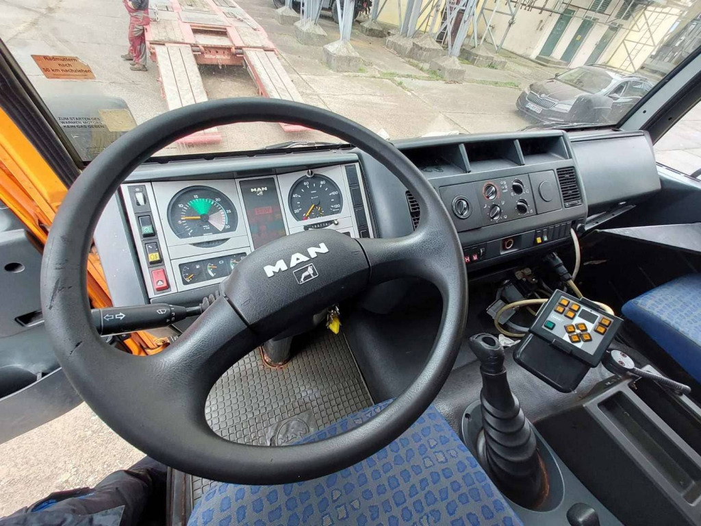 Tippbil lastbil MAN LE 8.220 4x4 / Kran