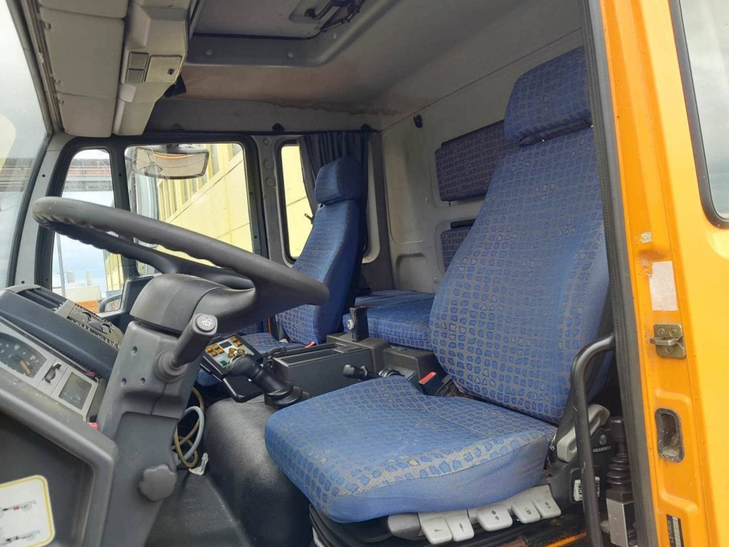 Tippbil lastbil MAN LE 8.220 4x4 / Kran