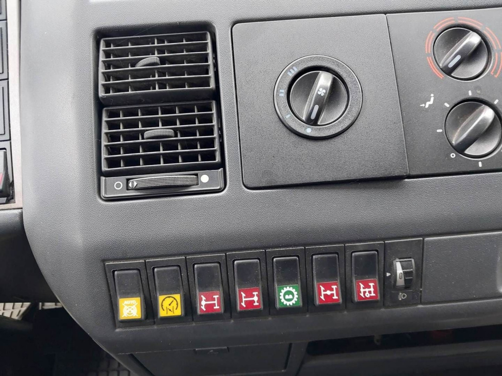 Tippbil lastbil MAN LE 8.220 4x4 / Kran