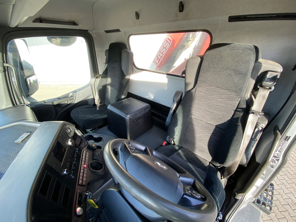 Tippbil lastbil Mercedes-Benz 1832 4x2 / Fassi Kran