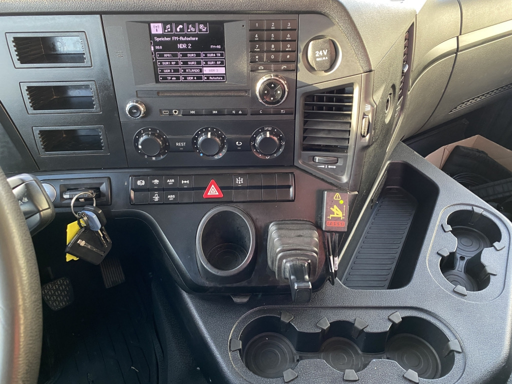 Tippbil lastbil Mercedes-Benz 1832 4x2 / Fassi Kran