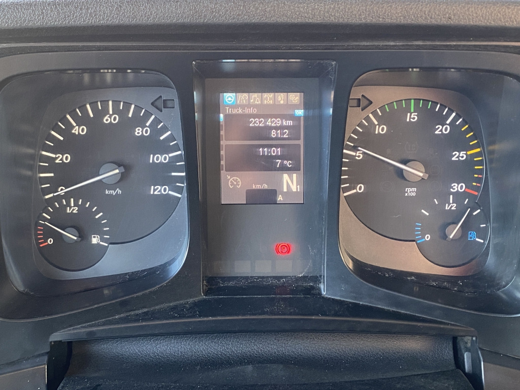 Tippbil lastbil Mercedes-Benz 1832 4x2 / Fassi Kran