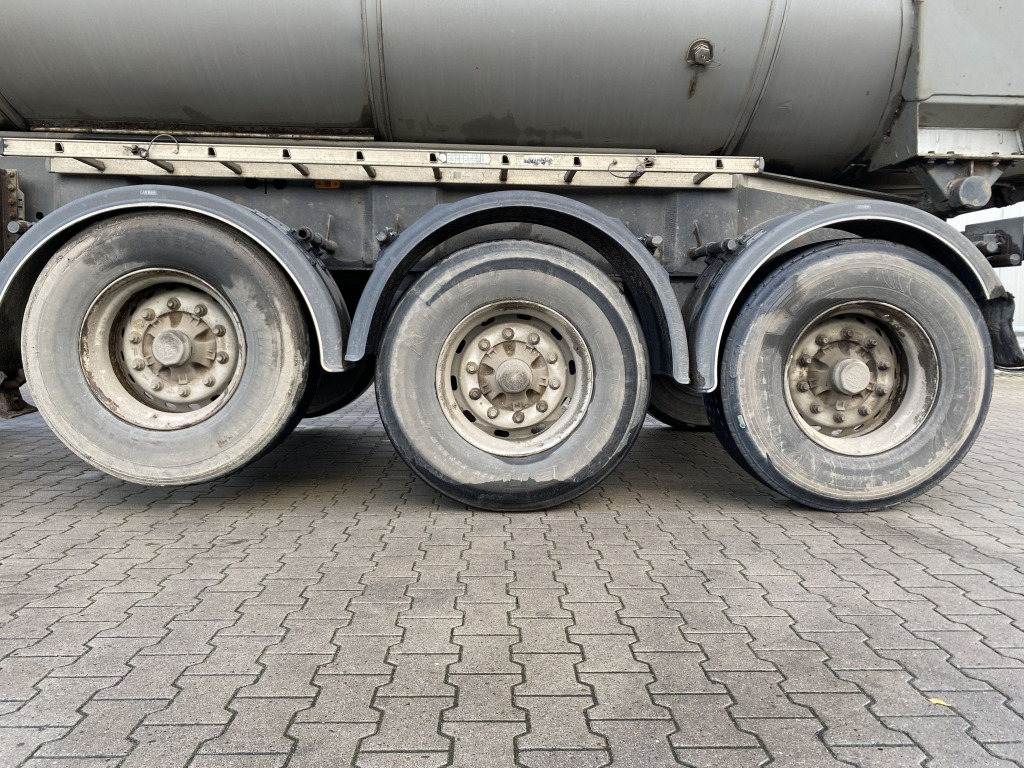 Tippbil semitrailer Carnehl CHKS/HH Stahl-Halbschalenmulde