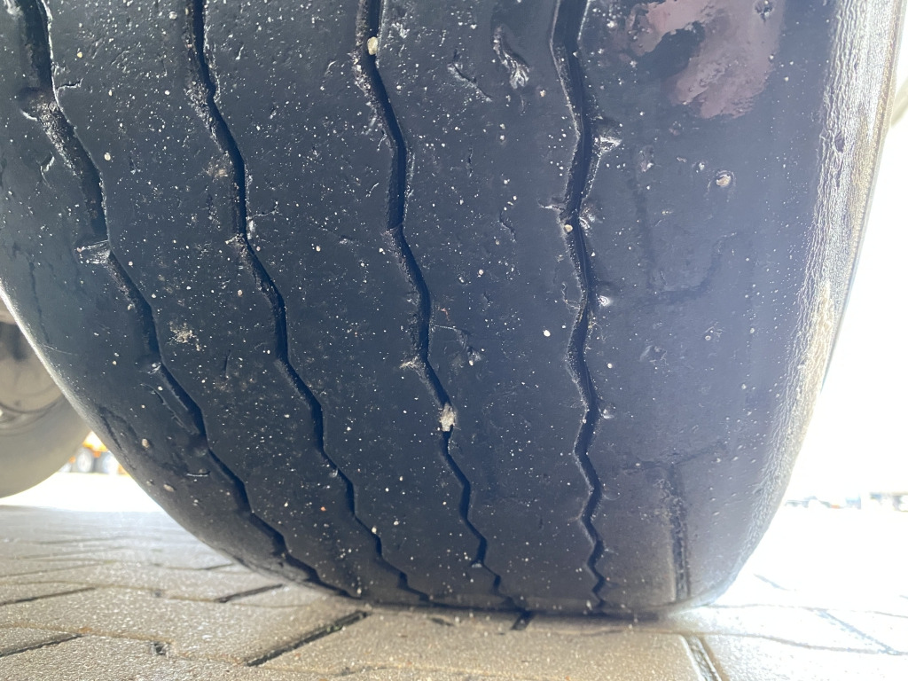 Tippbil semitrailer Carnehl CHKS/HH Stahl-Halbschalenmulde