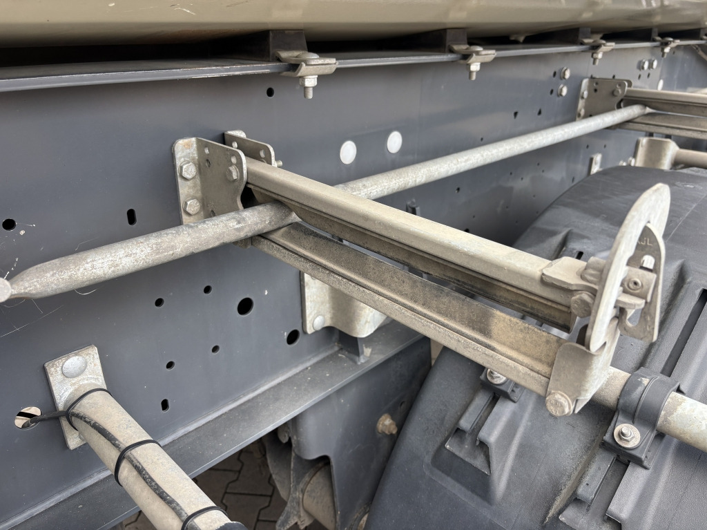 Tippbil semitrailer Schmitz SCB S3D / Stahl-Halbschalenmulde