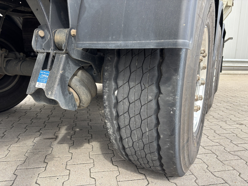 Tippbil semitrailer Schmitz SCB S3D / Stahl-Halbschalenmulde