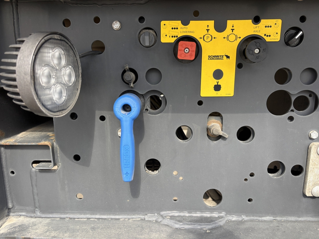 Tippbil semitrailer Schmitz SCB S3D / Stahl-Halbschalenmulde