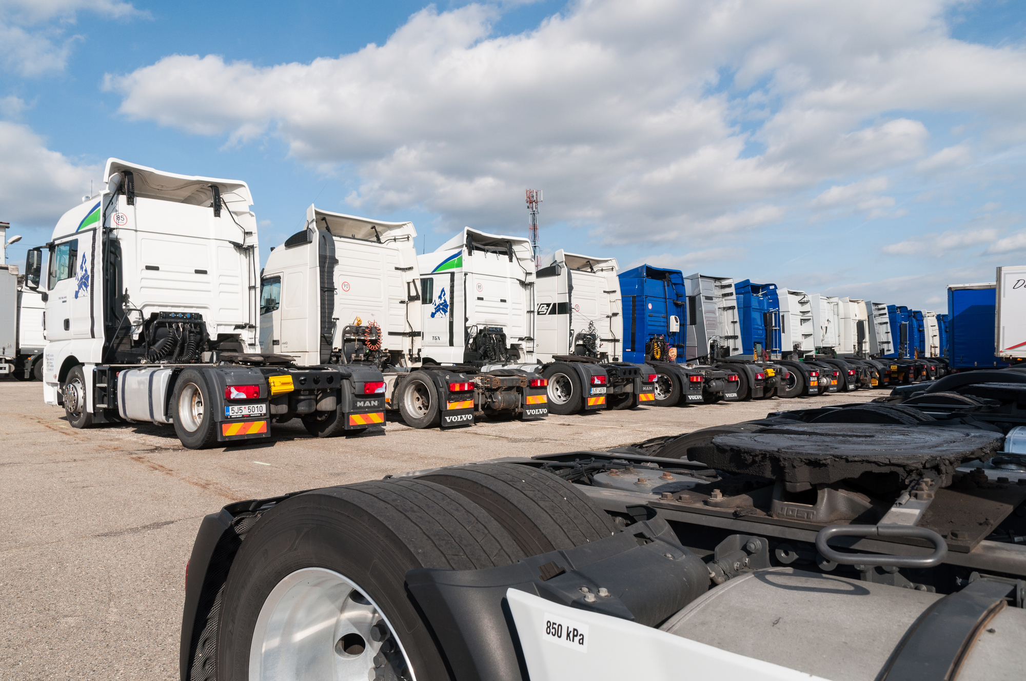 AUTOMARKET TRUCKS s.r.o. - fordon till salu undefined: bild 1