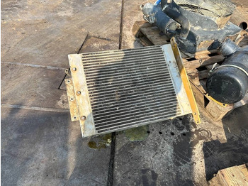 Grävmaskin på däck CATERPILLAR