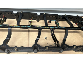 Huvudenhet DAF SPACER FRAME ENGINE VALVE COVER XF 106 480 2033255: bild 3 Huvudenhet DAF SPACER FRAME ENGINE VALVE COVER XF 106 480 2033255: bild 3