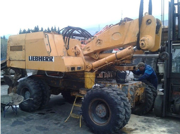 Grävmaskin på däck LIEBHERR A 912
