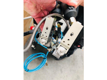 Tryckmaskin Dynatec Quattro Challenger glue melter with two application nozzles Dy 2002 control unit for 8 channels: bild 4 Tryckmaskin Dynatec Quattro Challenger glue melter with two application nozzles Dy 2002 control unit for 8 channels: bild 4