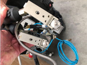 Tryckmaskin Dynatec Quattro Challenger glue melter with two application nozzles Dy 2002 control unit for 8 channels: bild 3 Tryckmaskin Dynatec Quattro Challenger glue melter with two application nozzles Dy 2002 control unit for 8 channels: bild 3