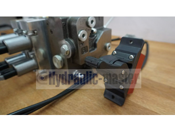 Frontlastar för traktor för Lastbil Full proportional valve 3 sections SPV 20-120 l/min 12 or 24 V plug and play det also available with Walvoil DPX100: bild 2 Frontlastar för traktor för Lastbil Full proportional valve 3 sections SPV 20-120 l/min 12 or 24 V plug and play det also available with Walvoil DPX100: bild 2