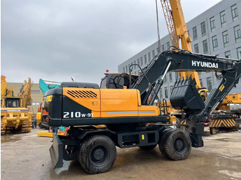 Grävmaskin på däck HYUNDAI