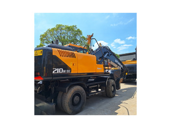 Grävmaskin på däck HYUNDAI