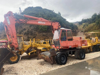 Grävmaskin på däck ATLAS