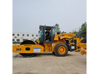 Kompaktor XCMG XS233J