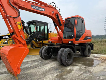 Grävmaskin på däck DOOSAN DH150W-7