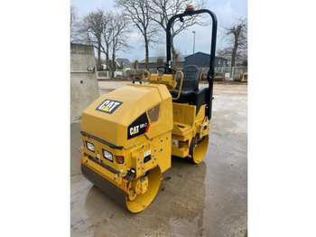 Asfaltvält CATERPILLAR