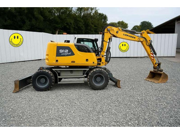 Grävmaskin på däck LIEBHERR A 912