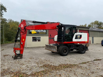Grävmaskin på däck CATERPILLAR M320F