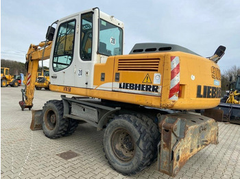 Grävmaskin på däck LIEBHERR A 900