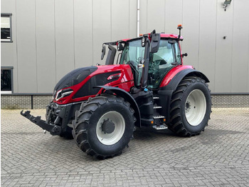 Traktor VALTRA