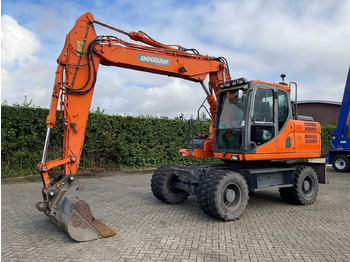 Grävmaskin på däck DOOSAN DX140W-3