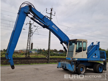 Grävmaskin på däck FUCHS