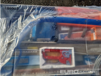 Entreprenadutrustning Pallet of Hand Tools, Cables, Saws, Stapler, Blades: bild 5