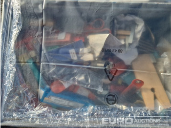 Entreprenadutrustning Pallet of Hand Tools, Cables, Saws, Stapler, Blades: bild 4