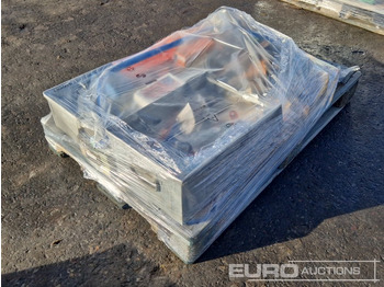 Entreprenadutrustning Pallet of Hand Tools, Cables, Saws, Stapler, Blades: bild 3